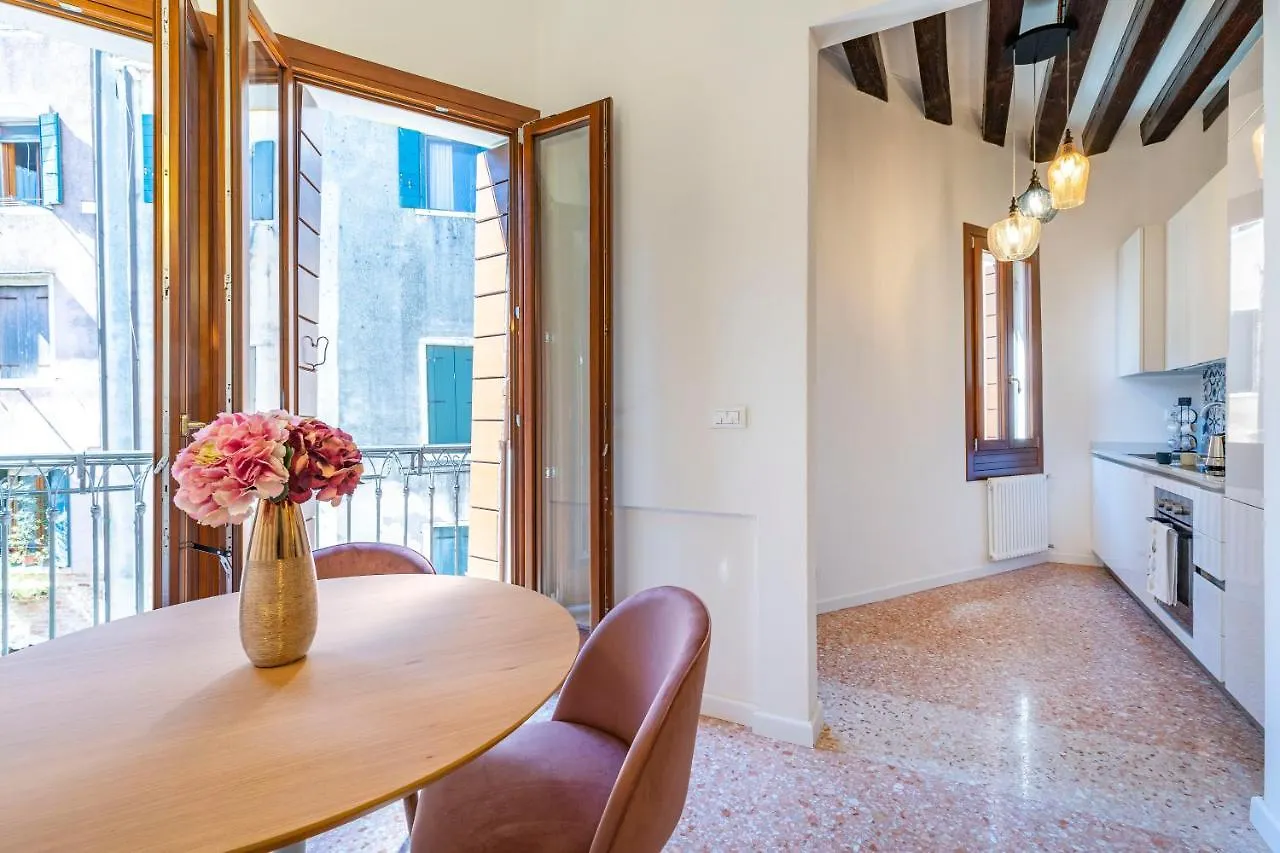 Querini Suite-Balcony On Canal, Close To San Marco Венеция Апартаменты