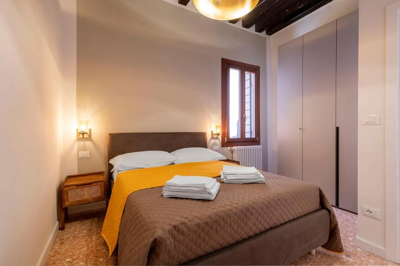 Apartment Querini Suite-Balcony On Canal, Close To San Marco Venice Italy