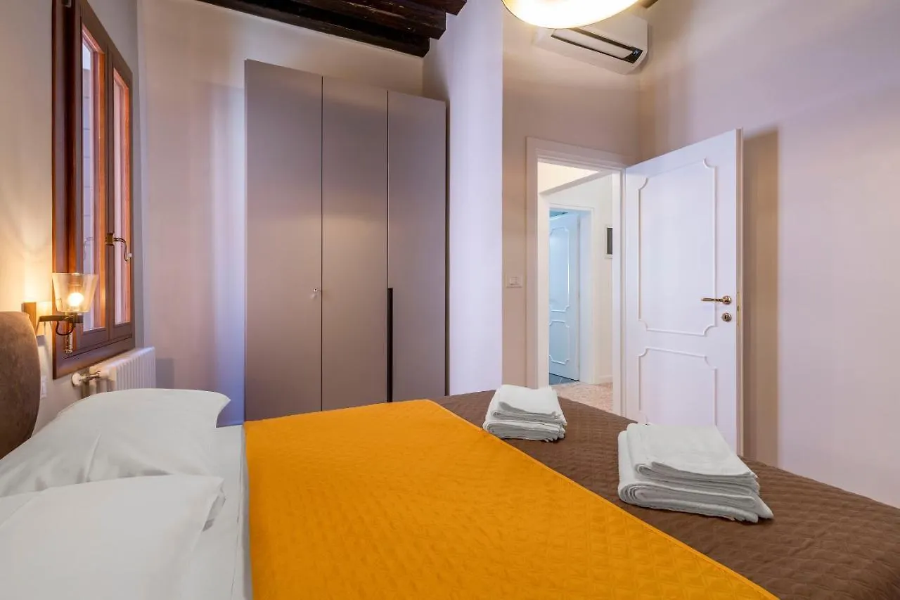 Apartment Querini Suite-Balcony On Canal, Close To San Marco Venice